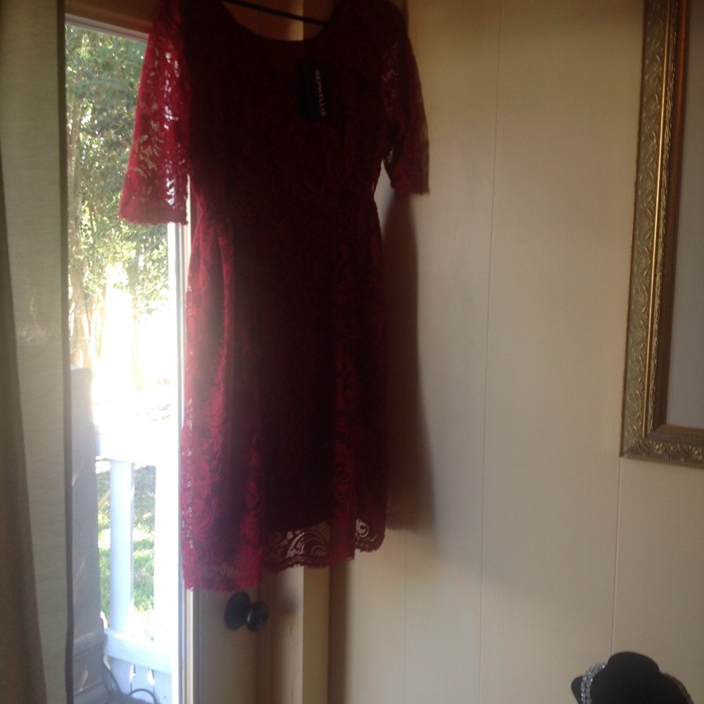 Rephyllis Burgundy Dress. Medium.